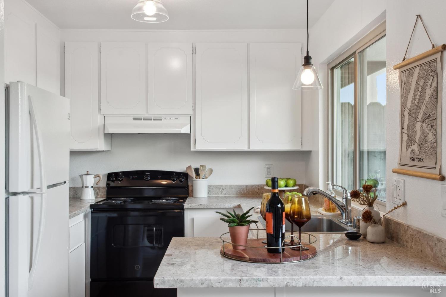 Detail Gallery Image 4 of 37 For 1002 Eleanor Ave, Rohnert Park,  CA 94928 - 2 Beds | 1/1 Baths