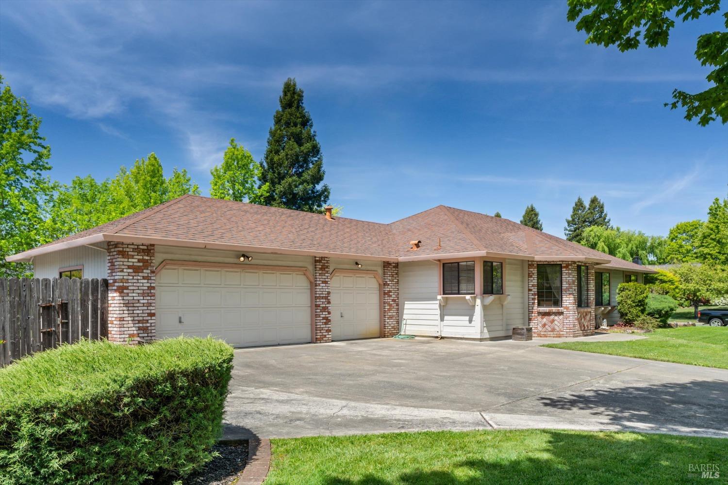 Detail Gallery Image 3 of 25 For 379 Countryside Dr, Santa Rosa,  CA 95401 - 3 Beds | 2 Baths
