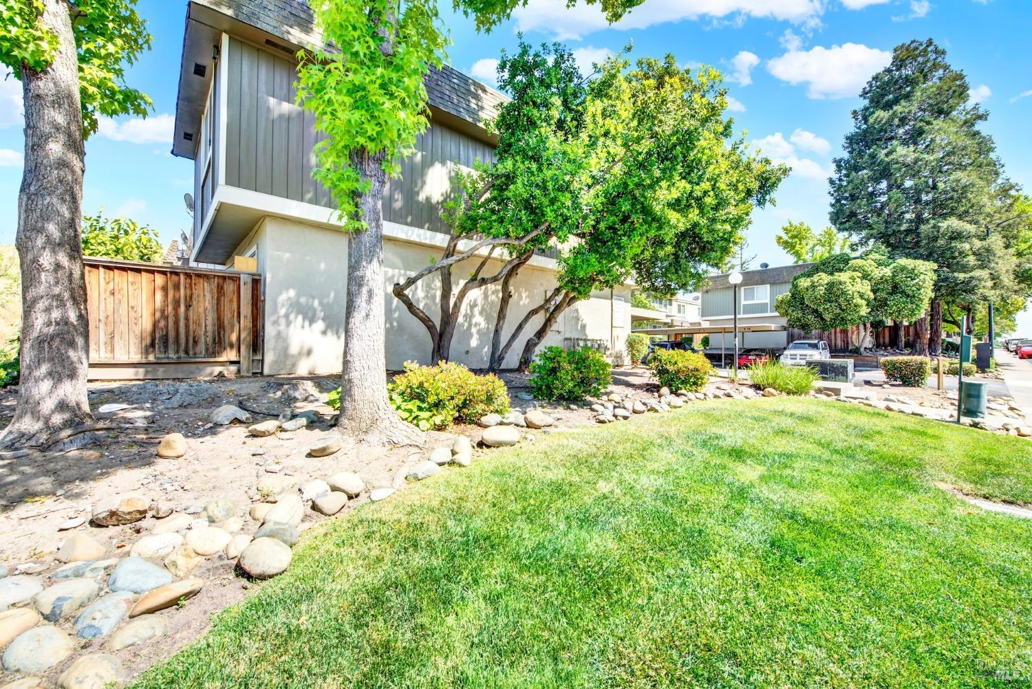 Detail Gallery Image 3 of 55 For 1402 Callen St #C,  Vacaville,  CA 95688 - 2 Beds | 1/1 Baths