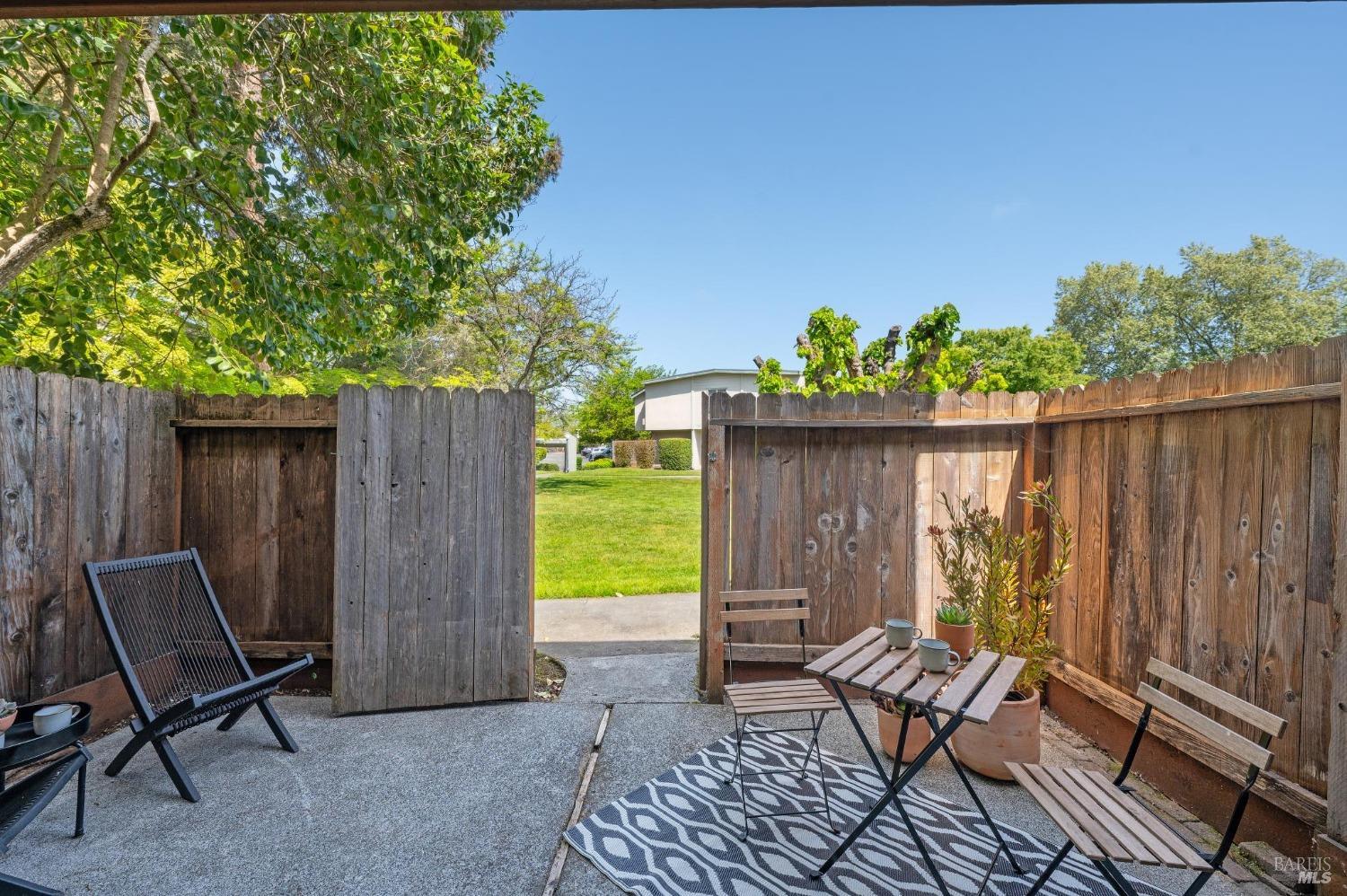 Detail Gallery Image 13 of 37 For 1002 Eleanor Ave, Rohnert Park,  CA 94928 - 2 Beds | 1/1 Baths