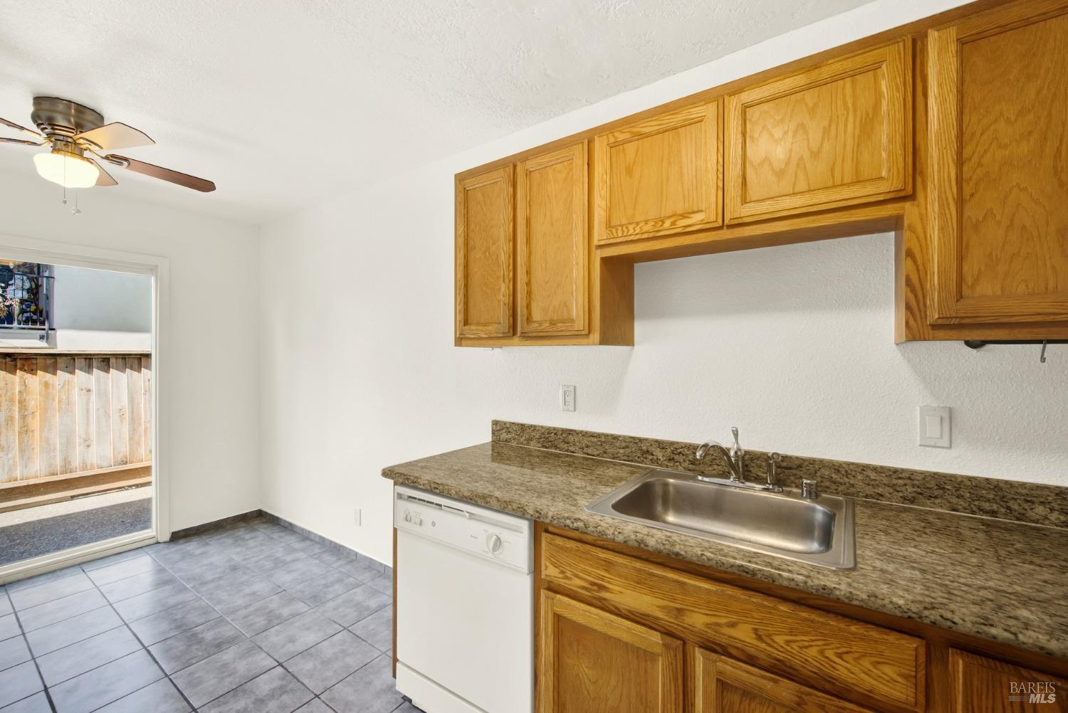 Detail Gallery Image 27 of 55 For 1402 Callen St #C,  Vacaville,  CA 95688 - 2 Beds | 1/1 Baths