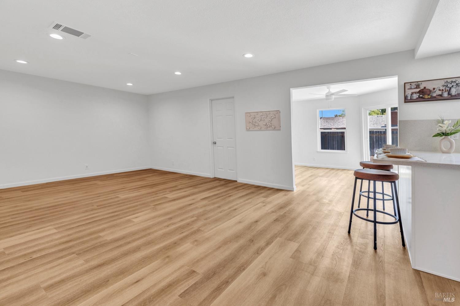 Detail Gallery Image 8 of 51 For 719 Seville Ln, Vacaville,  CA 95688 - 4 Beds | 2 Baths