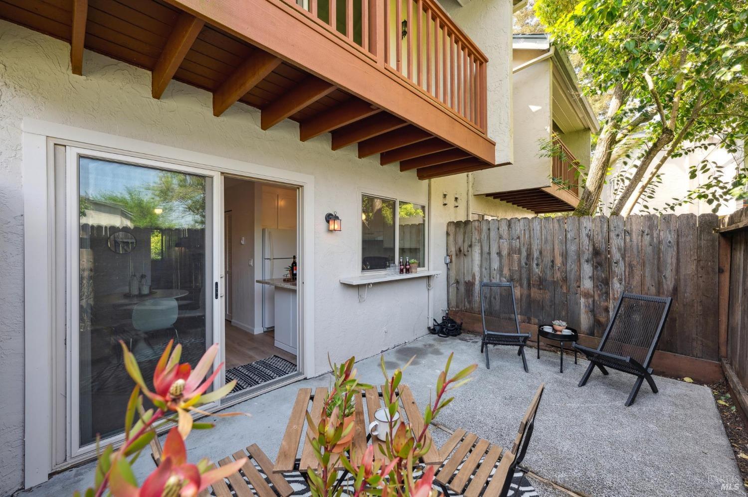 Detail Gallery Image 12 of 37 For 1002 Eleanor Ave, Rohnert Park,  CA 94928 - 2 Beds | 1/1 Baths