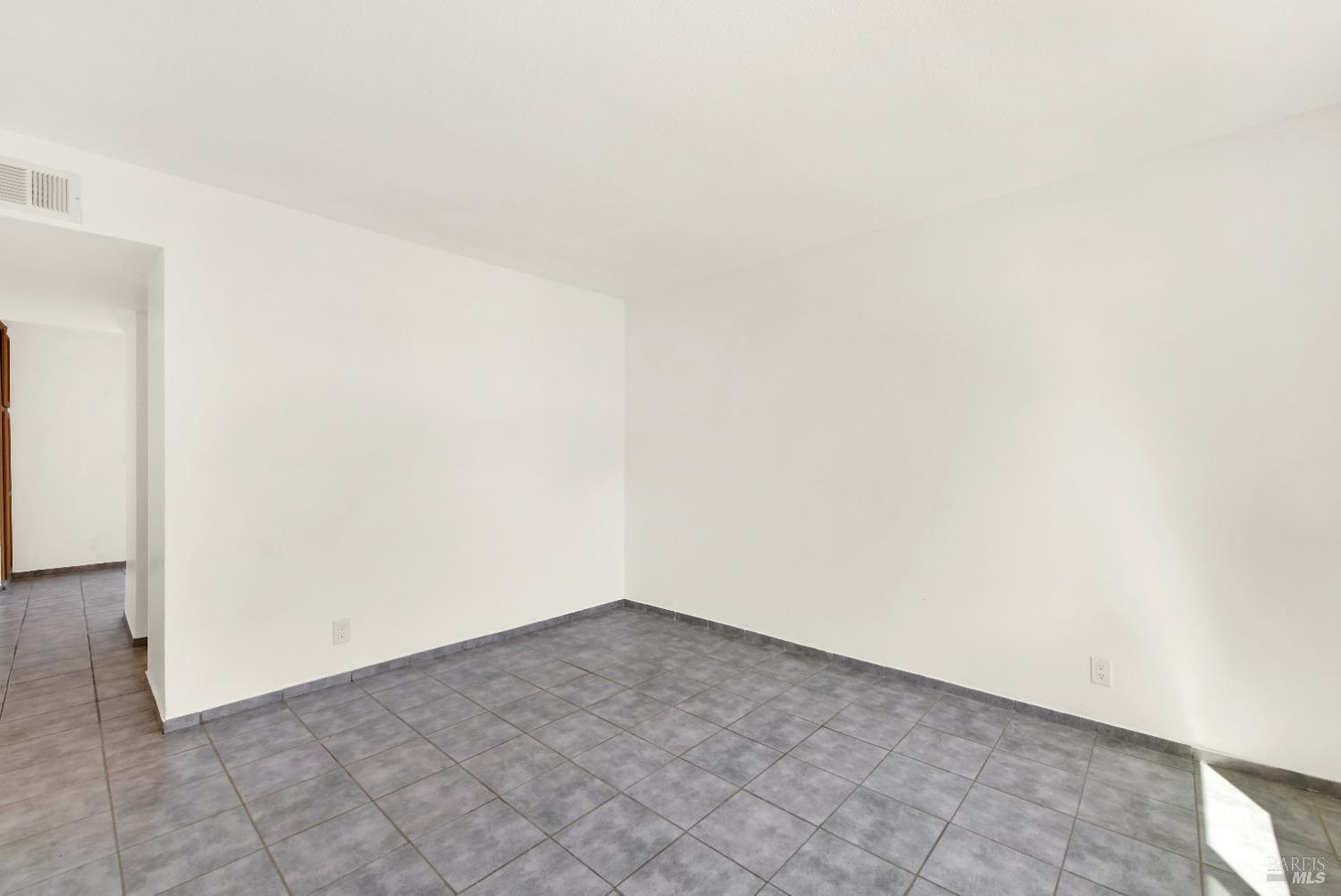 Detail Gallery Image 14 of 55 For 1402 Callen St #C,  Vacaville,  CA 95688 - 2 Beds | 1/1 Baths