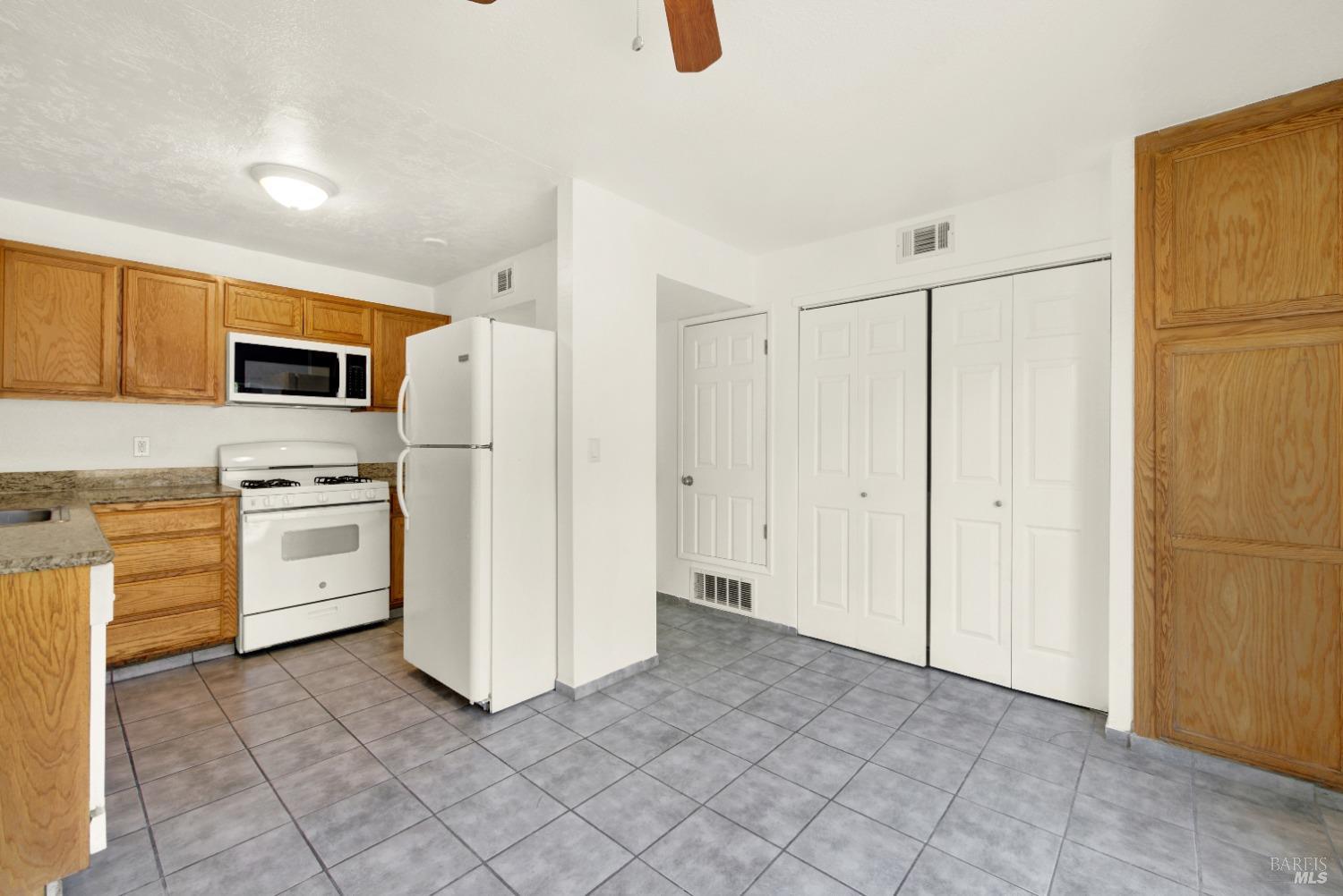 Detail Gallery Image 19 of 55 For 1402 Callen St #C,  Vacaville,  CA 95688 - 2 Beds | 1/1 Baths