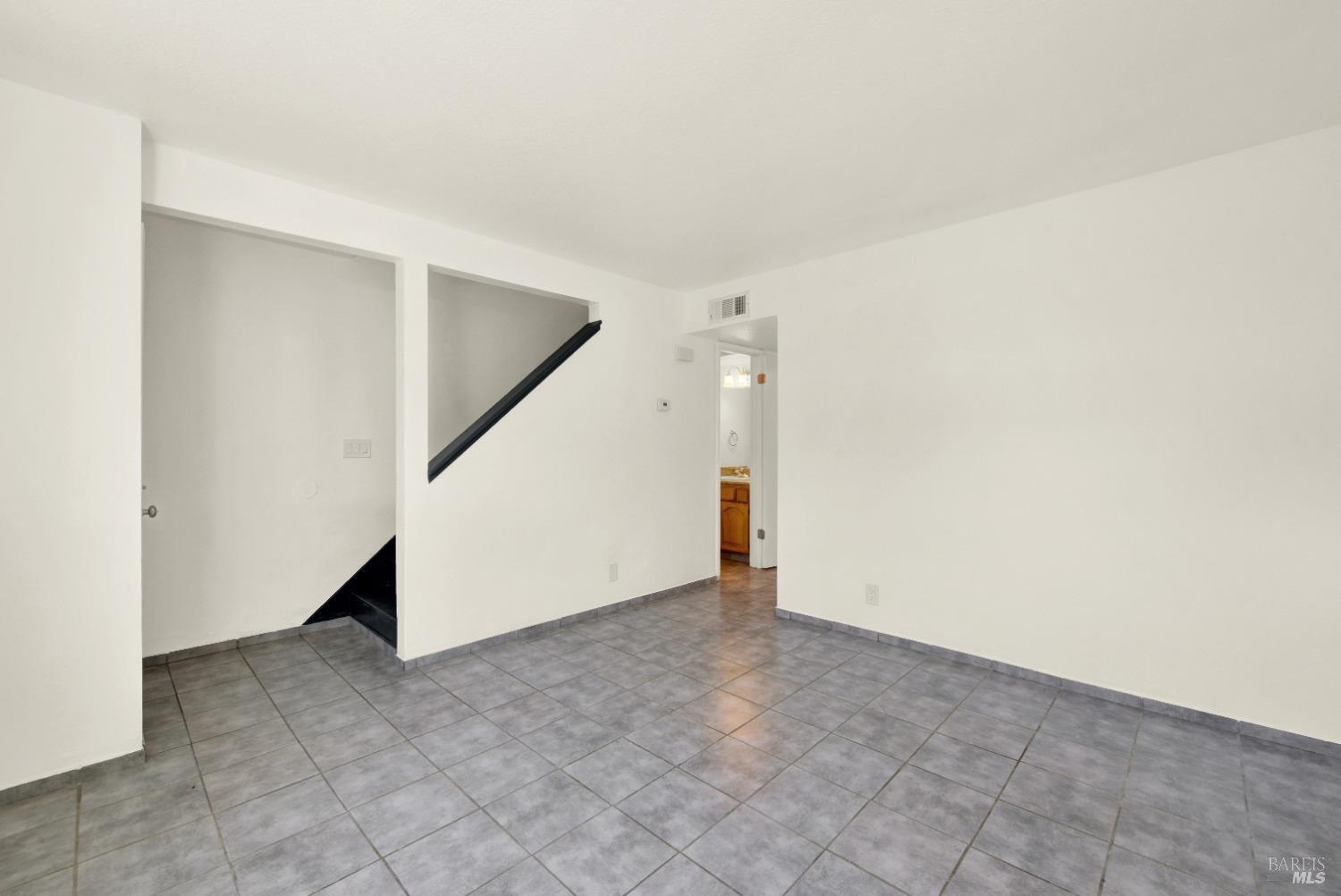 Detail Gallery Image 12 of 55 For 1402 Callen St #C,  Vacaville,  CA 95688 - 2 Beds | 1/1 Baths
