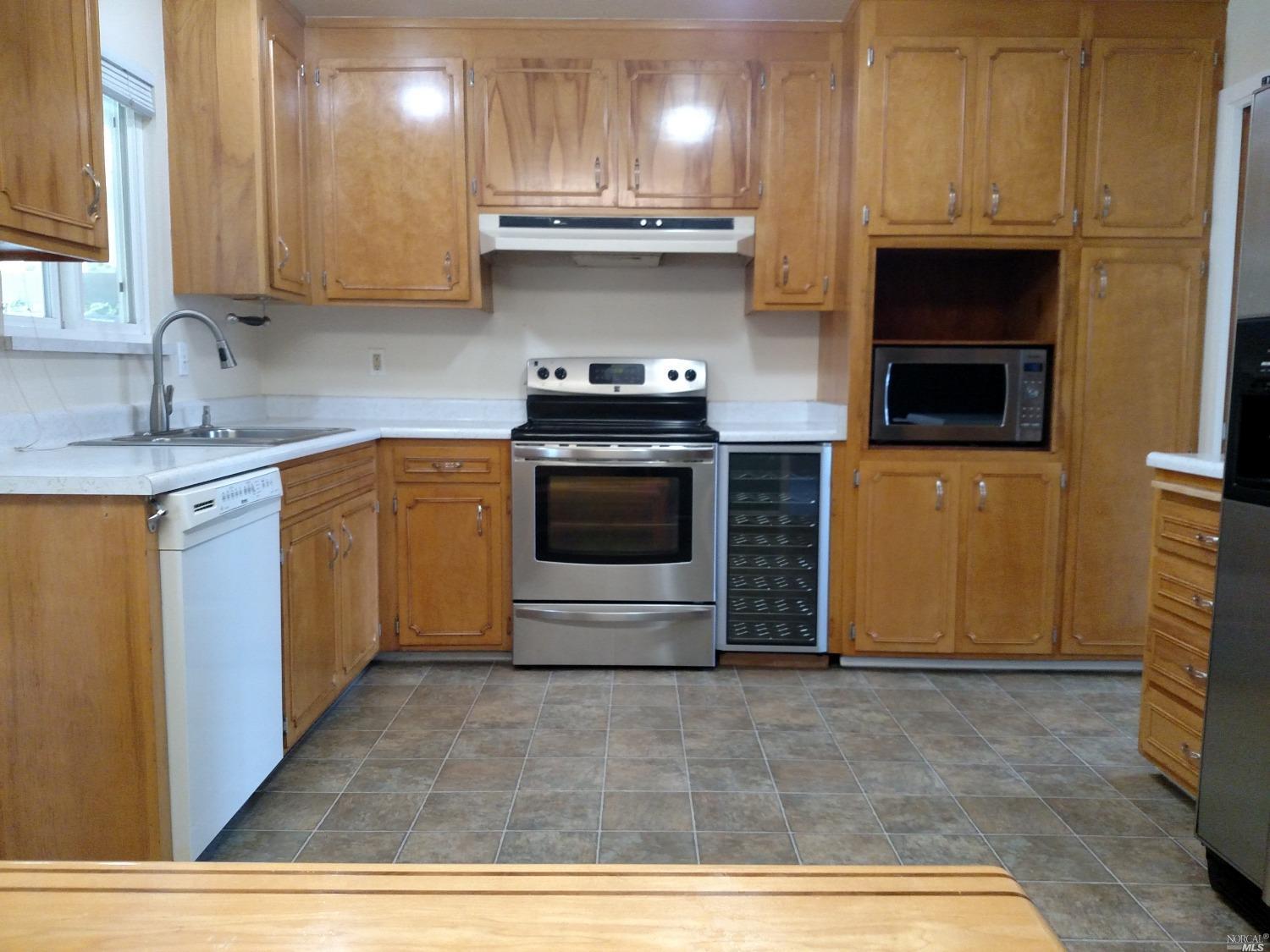 Detail Gallery Image 4 of 16 For 2514 Bethards Dr, Santa Rosa,  CA 95405 - 3 Beds | 2 Baths