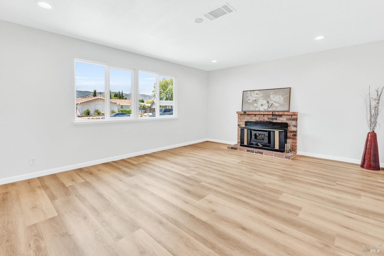 Detail Gallery Image 15 of 51 For 719 Seville Ln, Vacaville,  CA 95688 - 4 Beds | 2 Baths