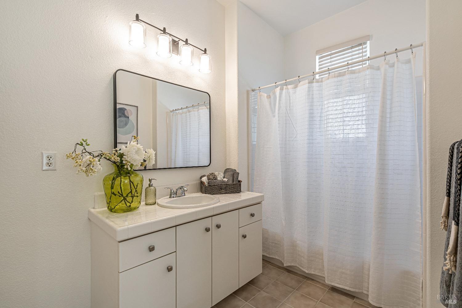 Detail Gallery Image 16 of 28 For 184 Baypoint Dr, San Rafael,  CA 94901 - 4 Beds | 3 Baths