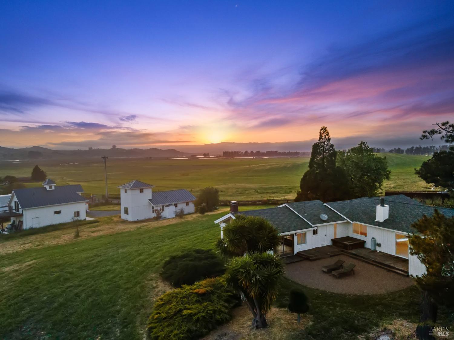 Detail Gallery Image 1 of 73 For 5082 Lakeville Hwy, Petaluma,  CA 94954 - 5 Beds | 4 Baths
