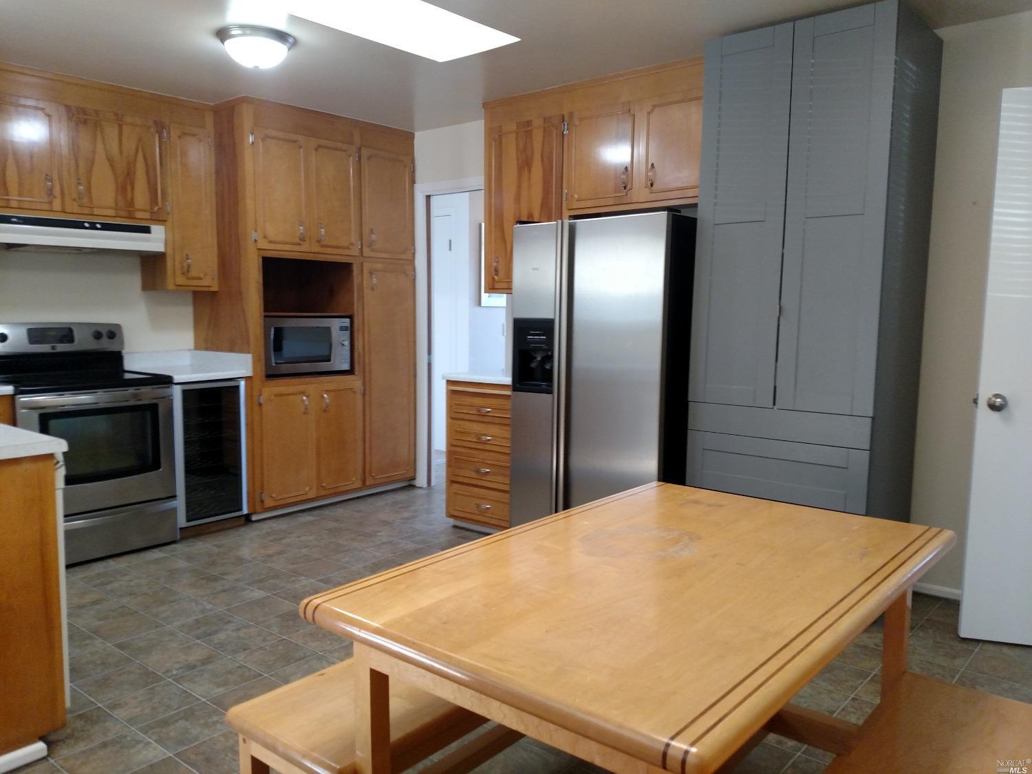 Detail Gallery Image 3 of 16 For 2514 Bethards Dr, Santa Rosa,  CA 95405 - 3 Beds | 2 Baths