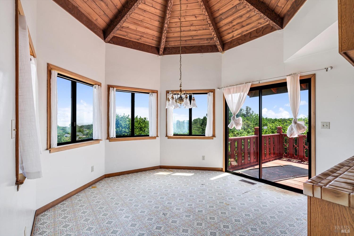 Detail Gallery Image 14 of 45 For 2319 Laguna Vista Dr, Novato,  CA 94945 - 3 Beds | 2/1 Baths