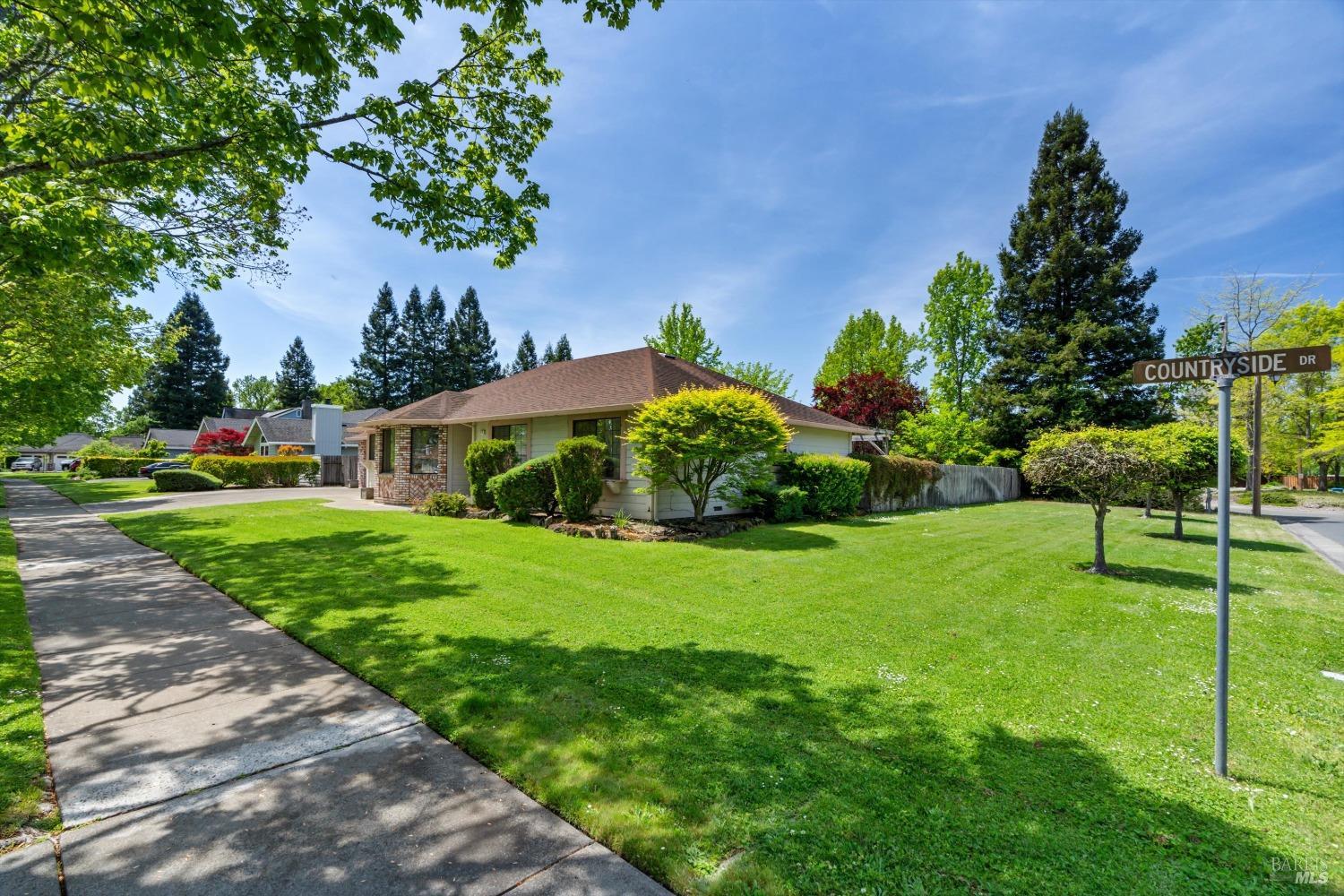 Detail Gallery Image 6 of 25 For 379 Countryside Dr, Santa Rosa,  CA 95401 - 3 Beds | 2 Baths