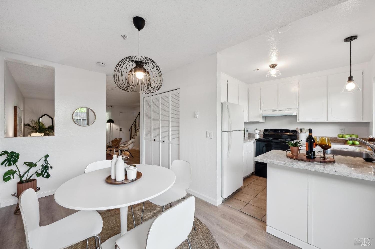 Detail Gallery Image 3 of 37 For 1002 Eleanor Ave, Rohnert Park,  CA 94928 - 2 Beds | 1/1 Baths