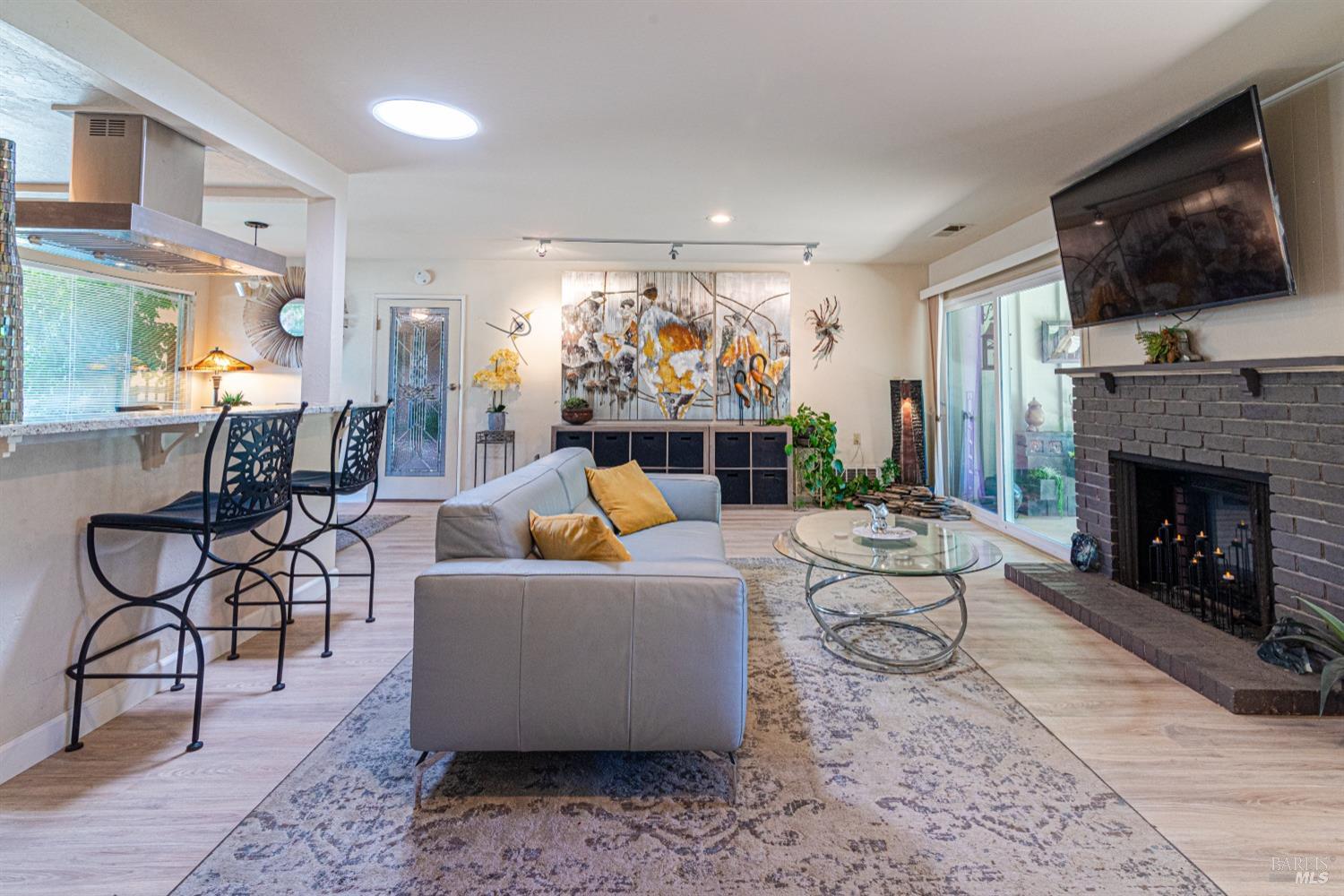 Detail Gallery Image 6 of 49 For 7019 Fairfield Dr, Santa Rosa,  CA 95409 - 2 Beds | 2 Baths