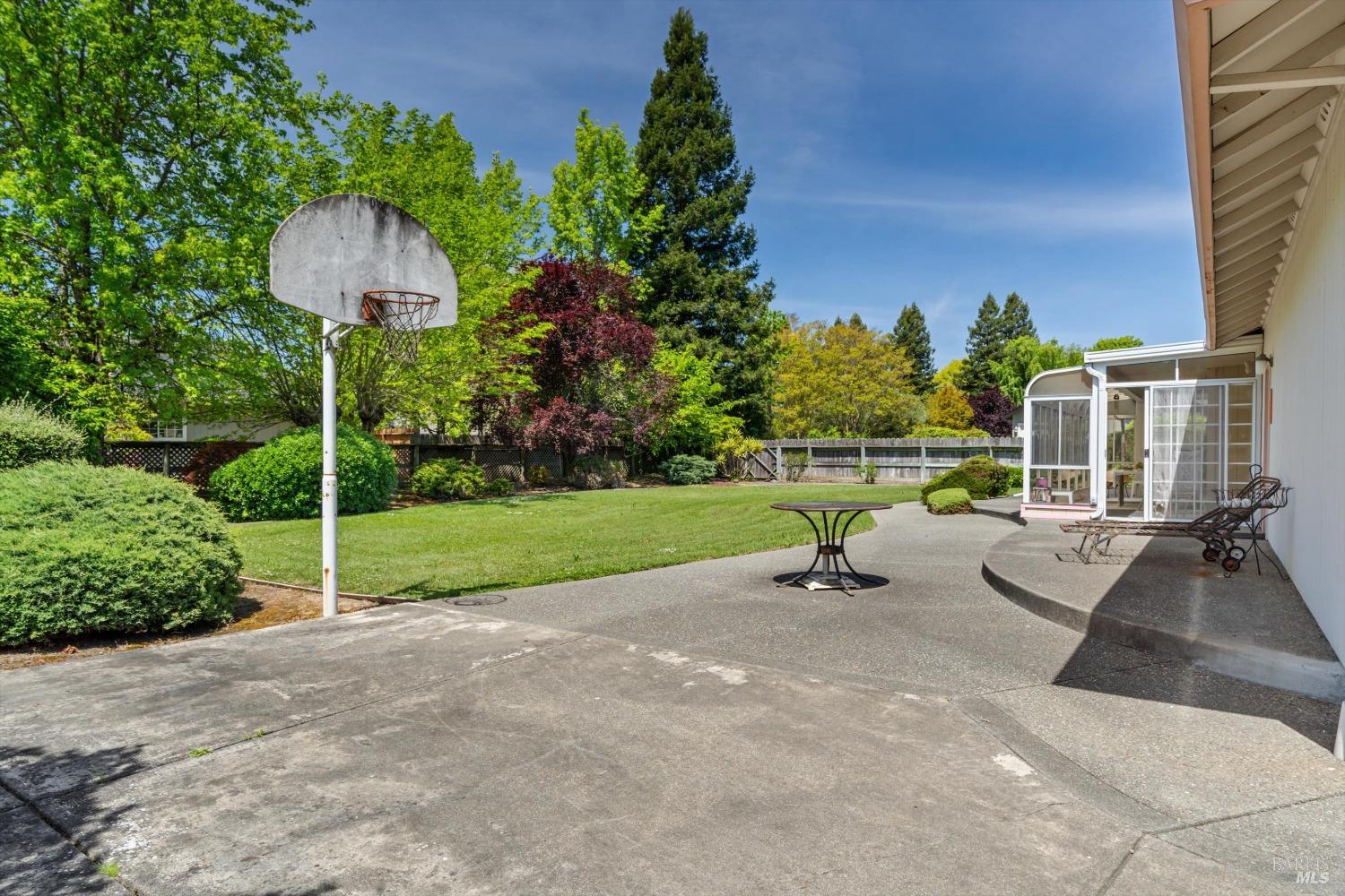 Detail Gallery Image 16 of 25 For 379 Countryside Dr, Santa Rosa,  CA 95401 - 3 Beds | 2 Baths