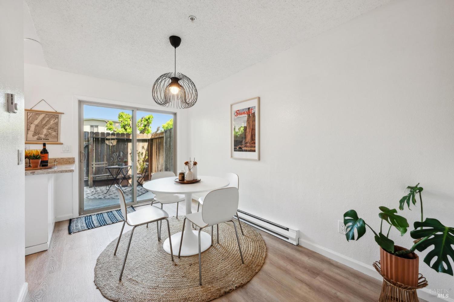 Detail Gallery Image 9 of 37 For 1002 Eleanor Ave, Rohnert Park,  CA 94928 - 2 Beds | 1/1 Baths