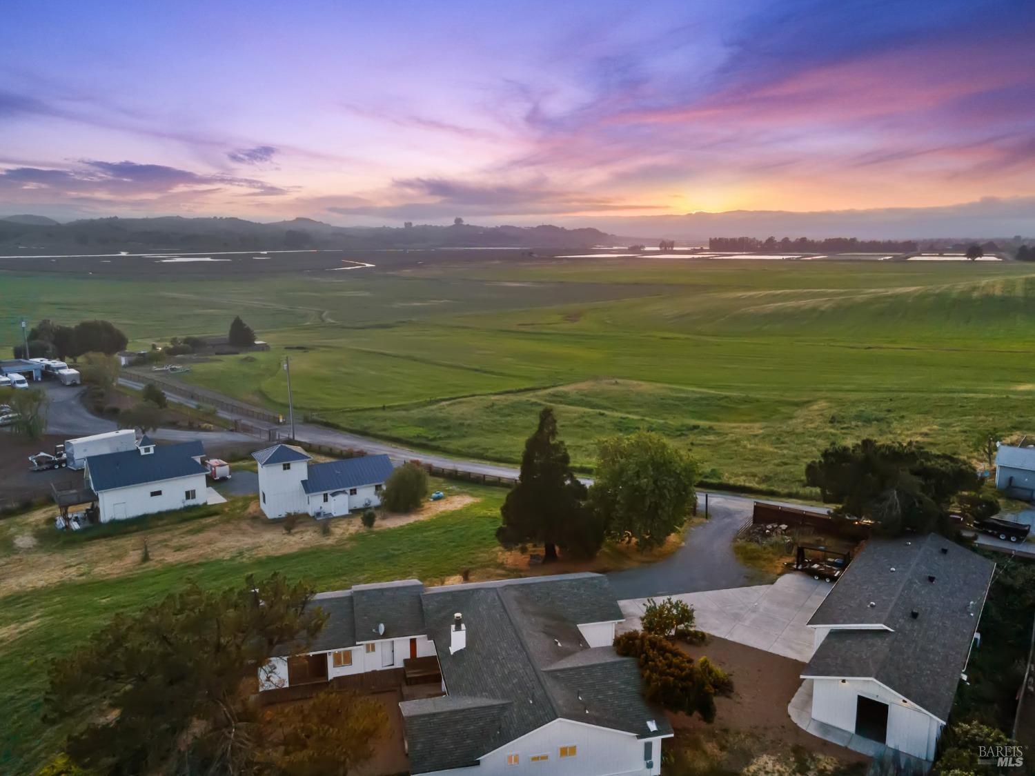 Detail Gallery Image 2 of 73 For 5082 Lakeville Hwy, Petaluma,  CA 94954 - 5 Beds | 4 Baths