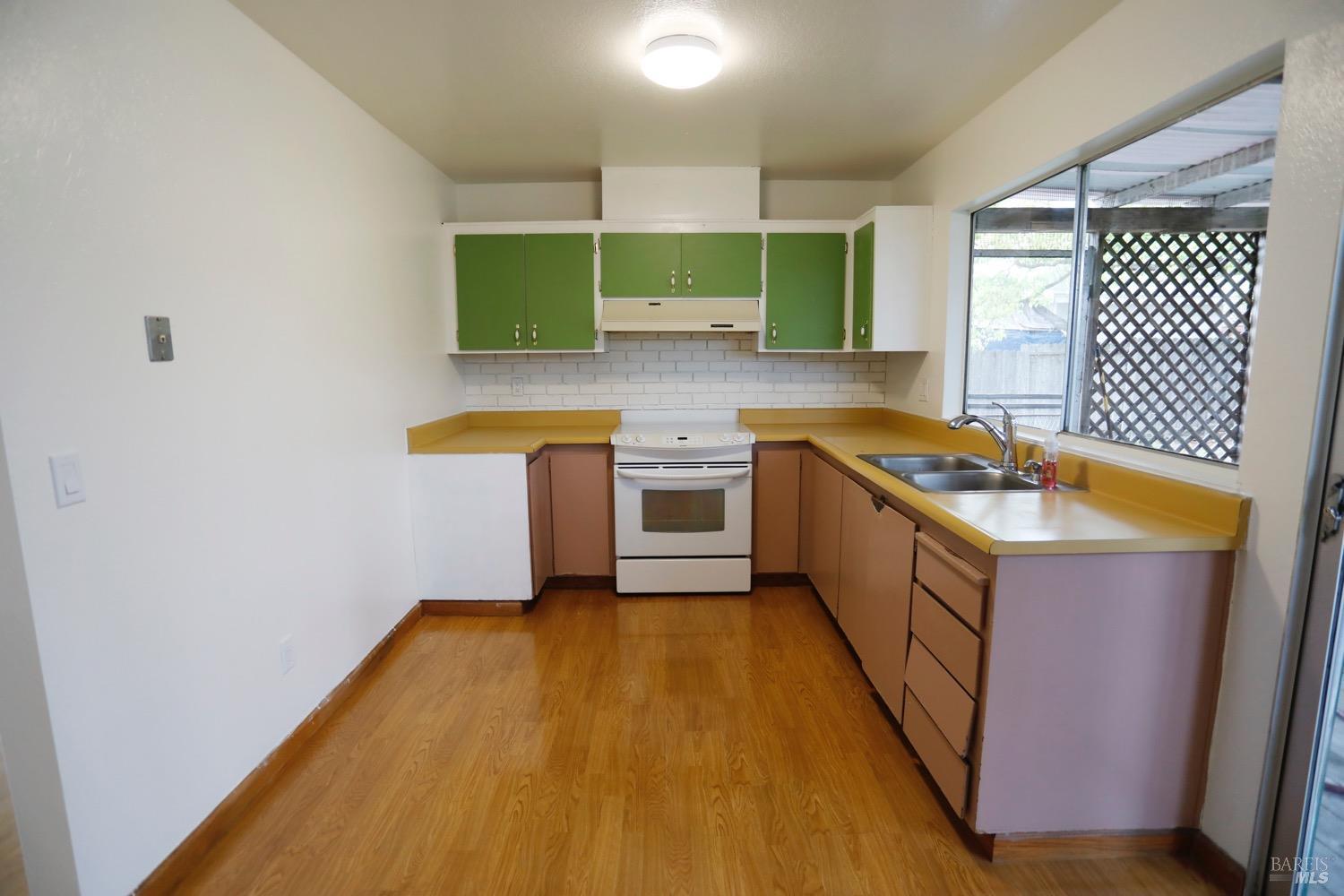 Detail Gallery Image 6 of 16 For 965 Eleanor Ave, Rohnert Park,  CA 94928 - 3 Beds | 1 Baths