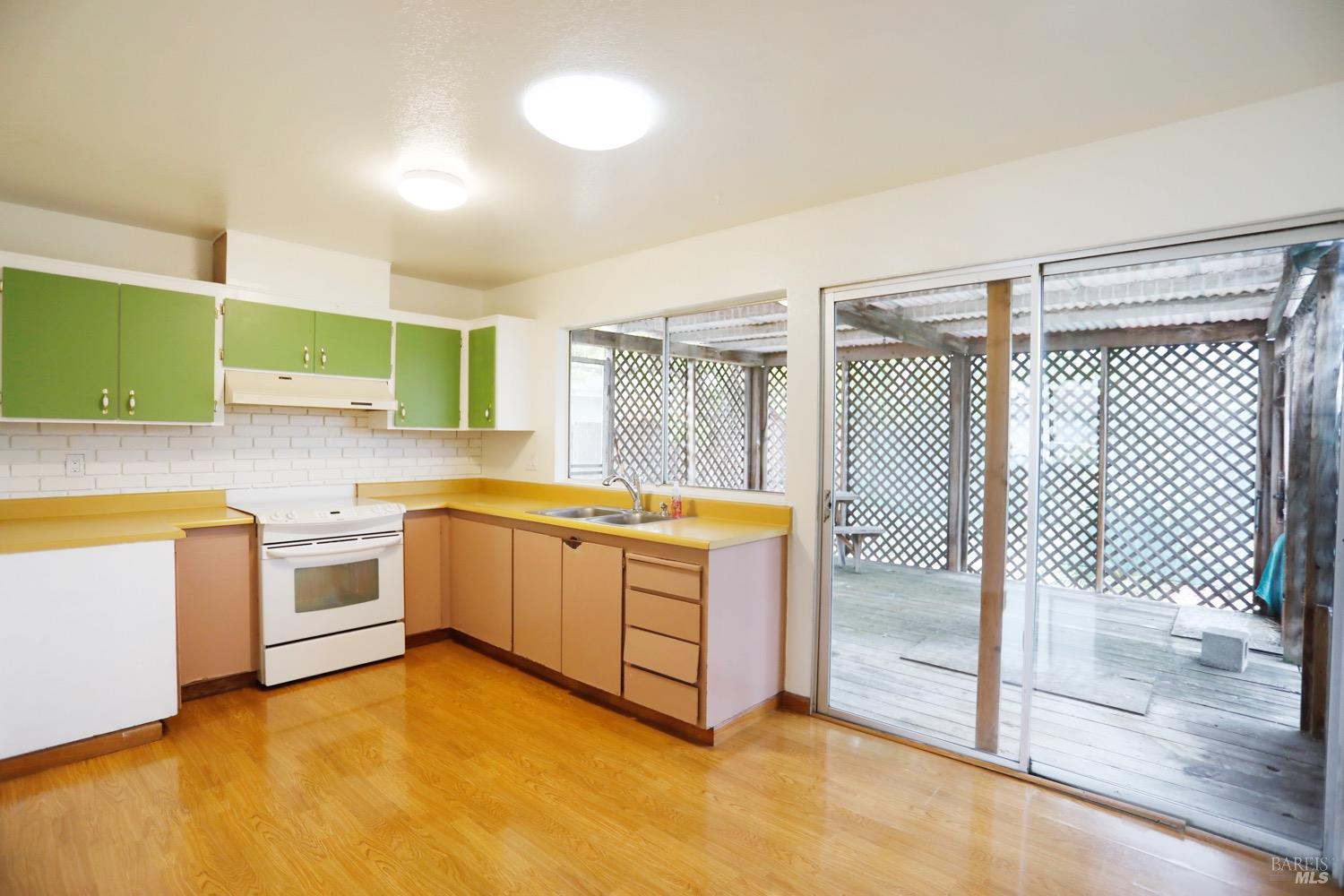 Detail Gallery Image 5 of 16 For 965 Eleanor Ave, Rohnert Park,  CA 94928 - 3 Beds | 1 Baths