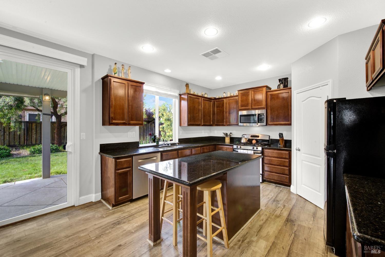 Detail Gallery Image 14 of 54 For 212 via Del Sol Unkn, Vacaville,  CA 95687 - 4 Beds | 3 Baths