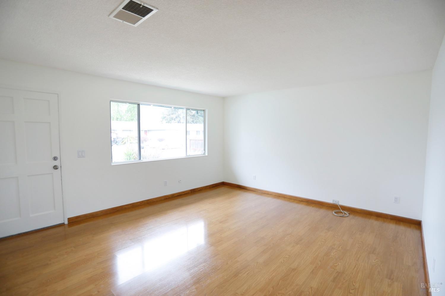 Detail Gallery Image 3 of 16 For 965 Eleanor Ave, Rohnert Park,  CA 94928 - 3 Beds | 1 Baths