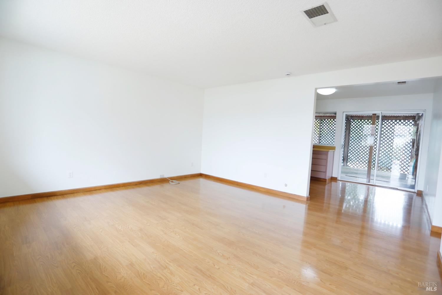Detail Gallery Image 4 of 16 For 965 Eleanor Ave, Rohnert Park,  CA 94928 - 3 Beds | 1 Baths