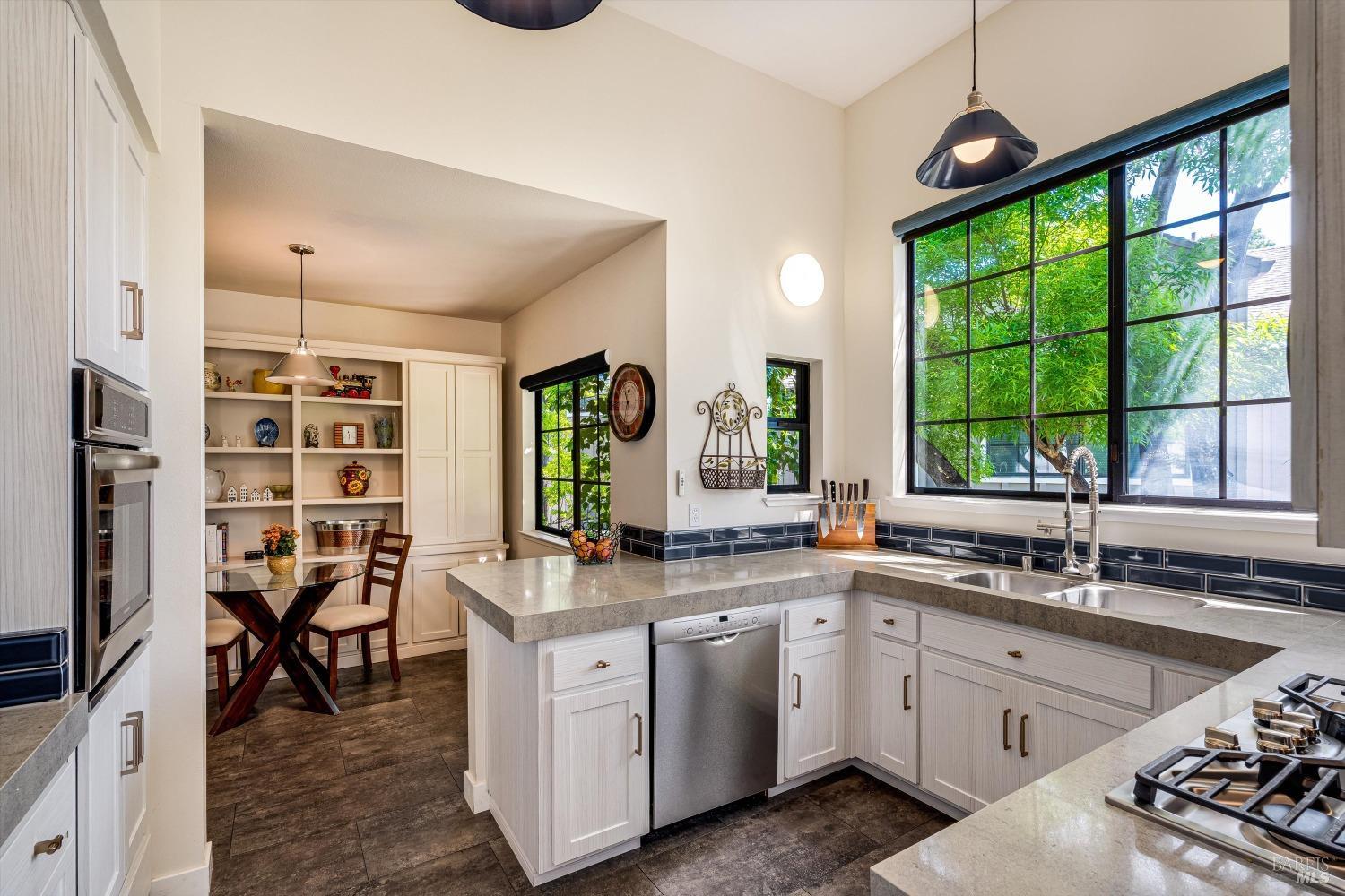 Detail Gallery Image 10 of 36 For 18120 Vassar Ct, Sonoma,  CA 95476 - 3 Beds | 3/1 Baths