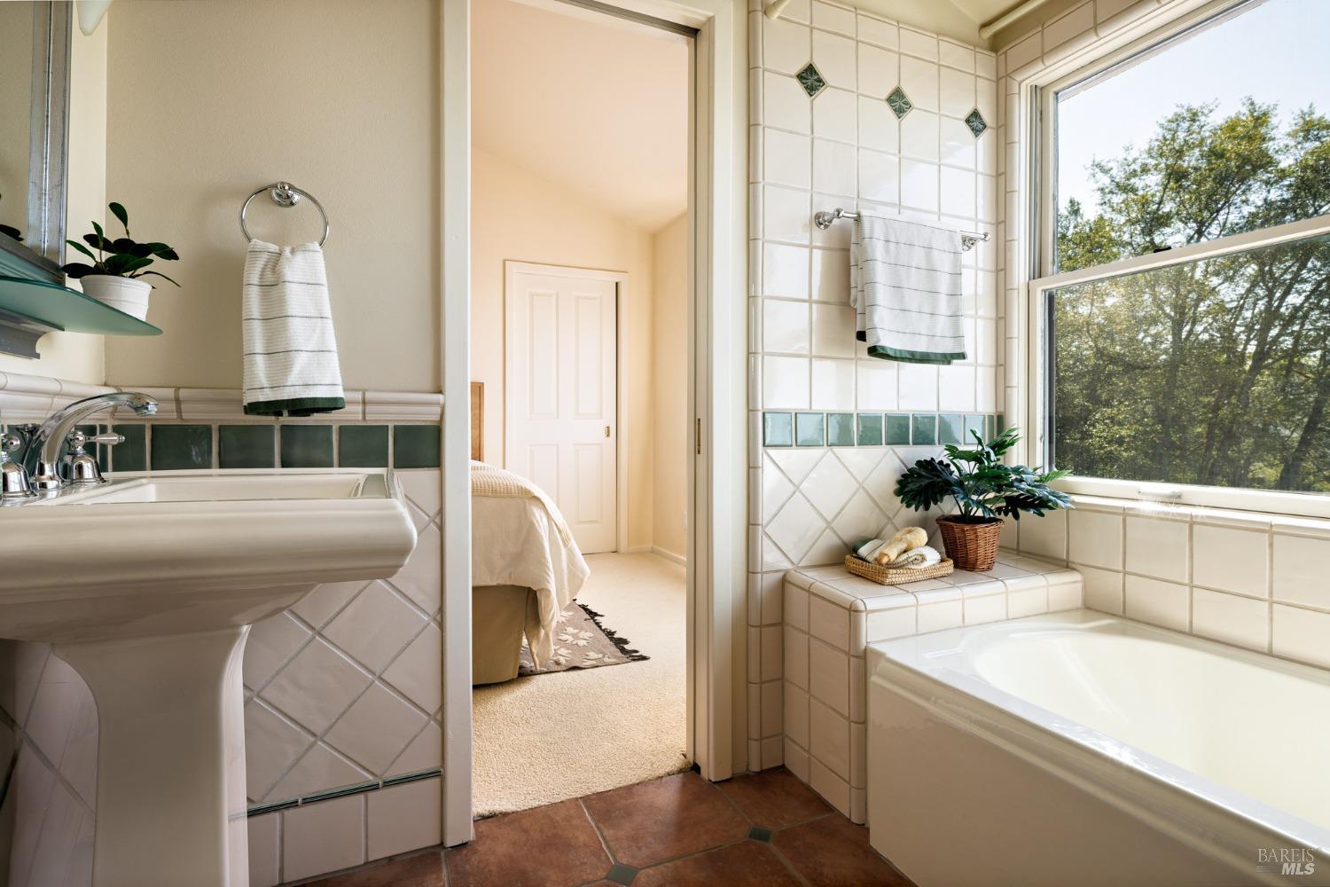 Detail Gallery Image 16 of 44 For 6710 Round Oak Rd, Penngrove,  CA 94951 - 4 Beds | 4/1 Baths