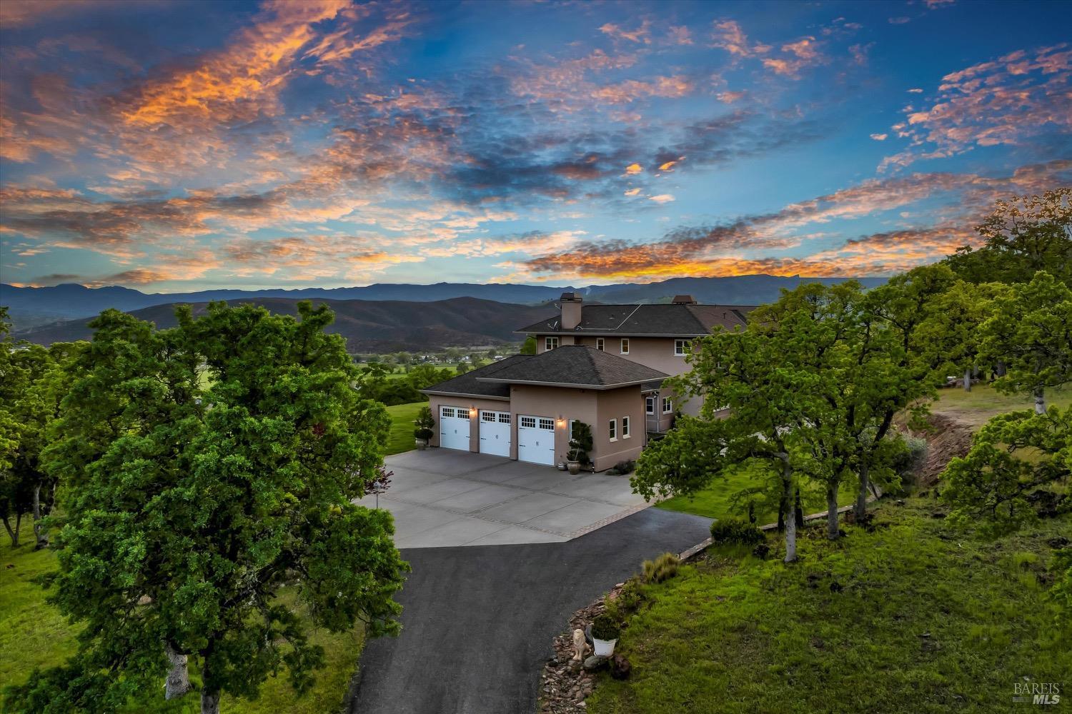 Detail Gallery Image 5 of 79 For 19255 Dallas Ct, Hidden Valley Lake,  CA 95467 - 4 Beds | 4/1 Baths