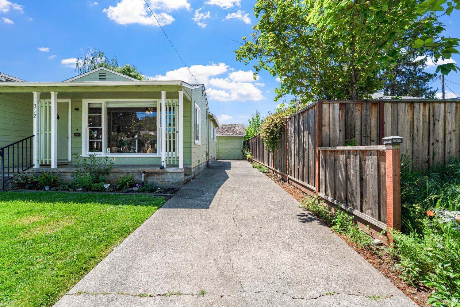 Detail Gallery Image 2 of 18 For 312 Benton St, Santa Rosa,  CA 95401 - 3 Beds | 1/1 Baths