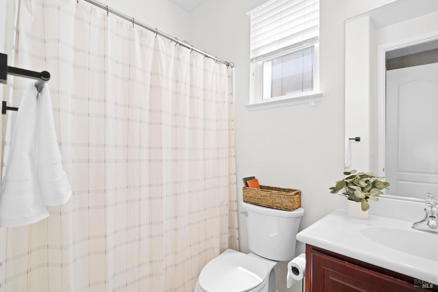 Detail Gallery Image 8 of 51 For 825 Hampton St, Vacaville,  CA 95687 - 4 Beds | 3/1 Baths