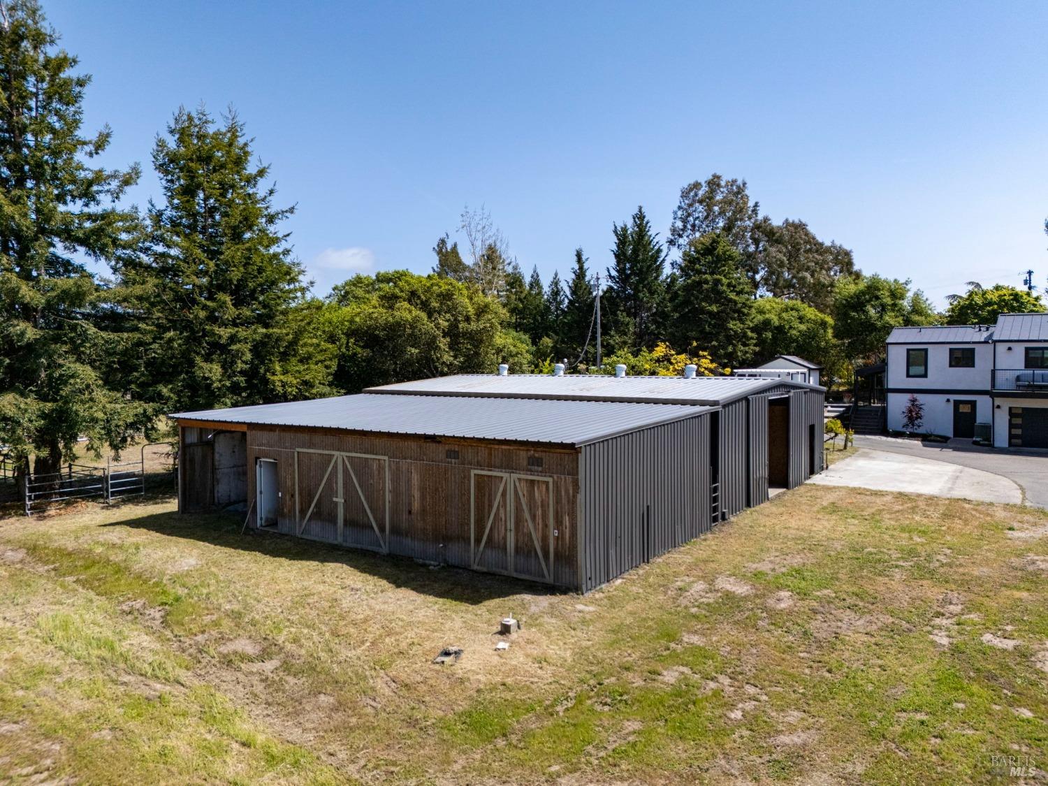 Detail Gallery Image 42 of 95 For 3314 Gravenstein Hwy, Sebastopol,  CA 95472 - 7 Beds | 4/1 Baths