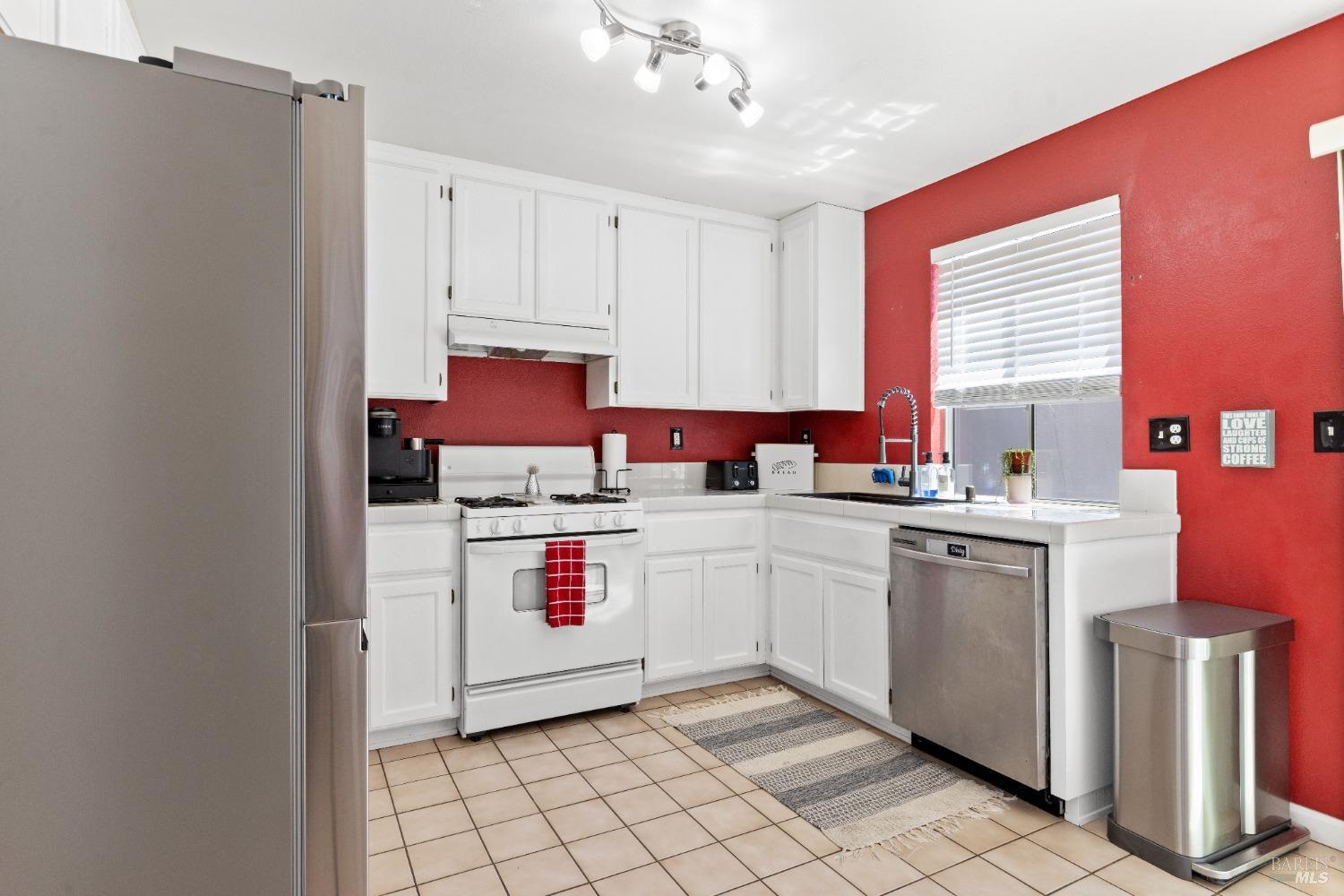 Detail Gallery Image 15 of 36 For 706 Powderhorn Ave, Santa Rosa,  CA 95407 - 3 Beds | 2/1 Baths