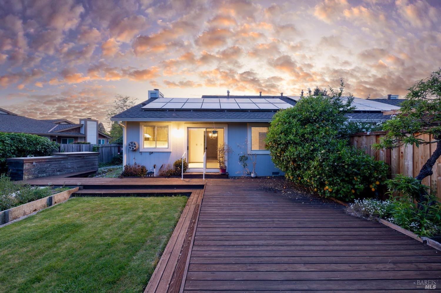 Detail Gallery Image 2 of 27 For 1722 Capella Ct, Petaluma,  CA 94954 - 2 Beds | 2 Baths
