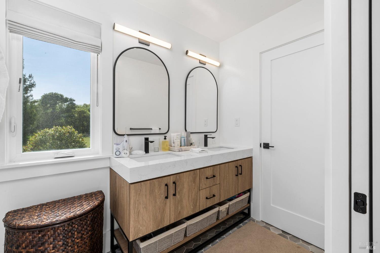 Detail Gallery Image 24 of 95 For 3314 Gravenstein Hwy, Sebastopol,  CA 95472 - 7 Beds | 4/1 Baths