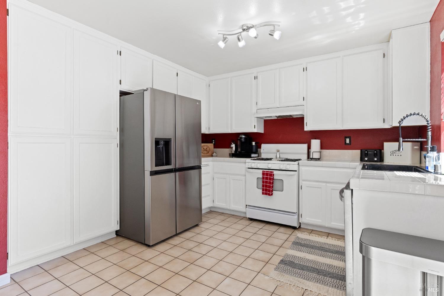 Detail Gallery Image 13 of 36 For 706 Powderhorn Ave, Santa Rosa,  CA 95407 - 3 Beds | 2/1 Baths