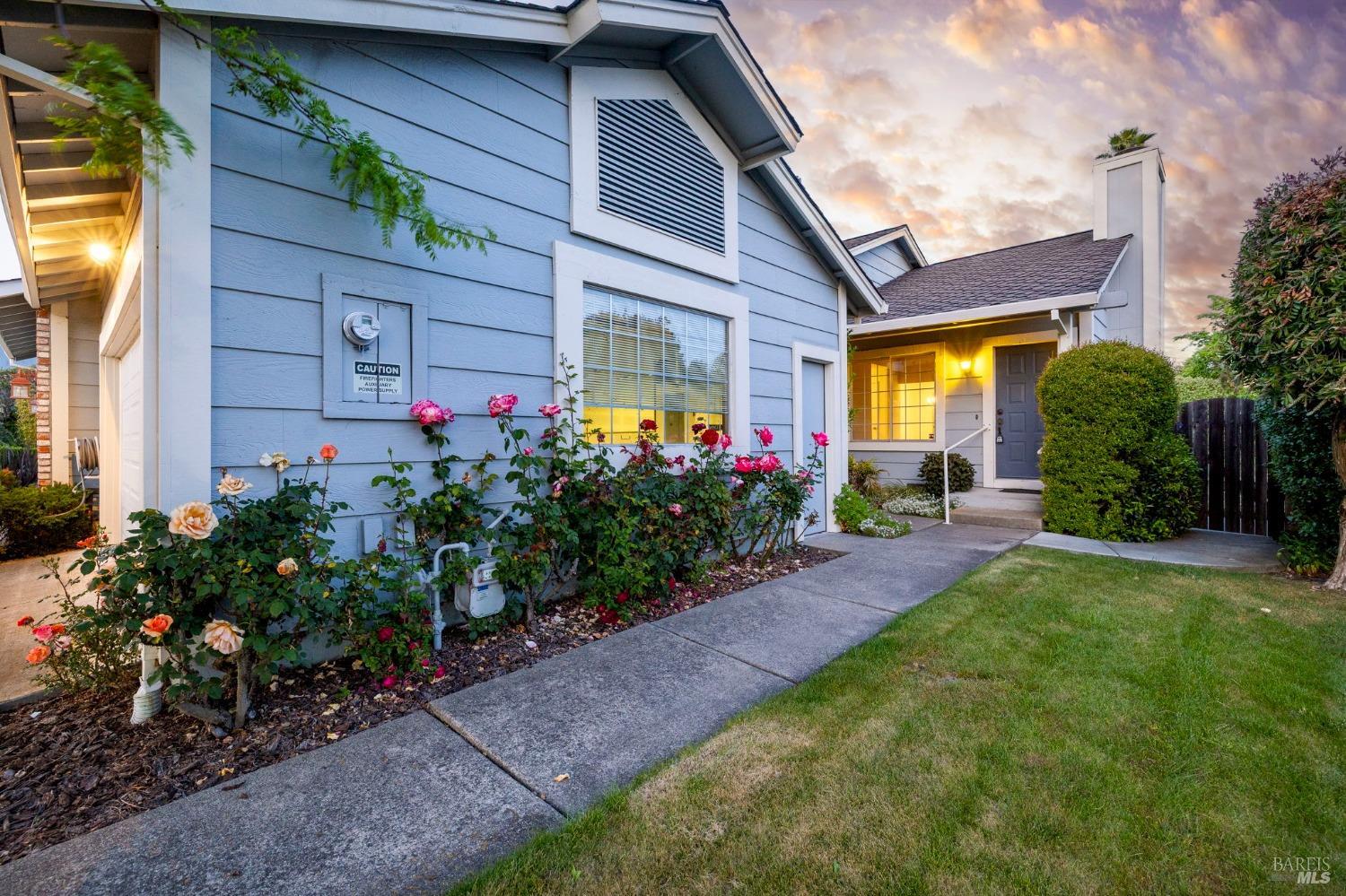 Detail Gallery Image 1 of 27 For 1722 Capella Ct, Petaluma,  CA 94954 - 2 Beds | 2 Baths