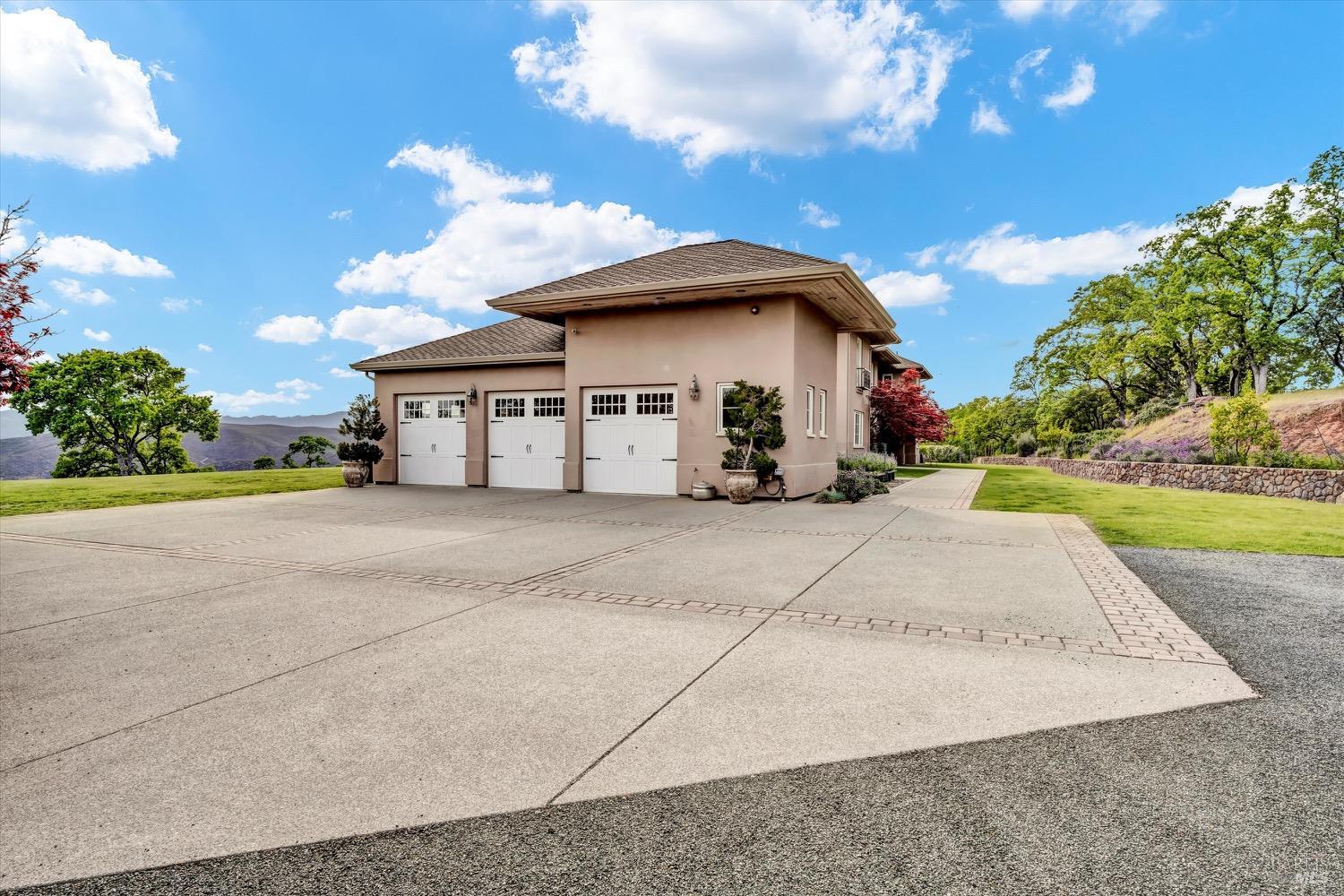 Detail Gallery Image 6 of 79 For 19255 Dallas Ct, Hidden Valley Lake,  CA 95467 - 4 Beds | 4/1 Baths