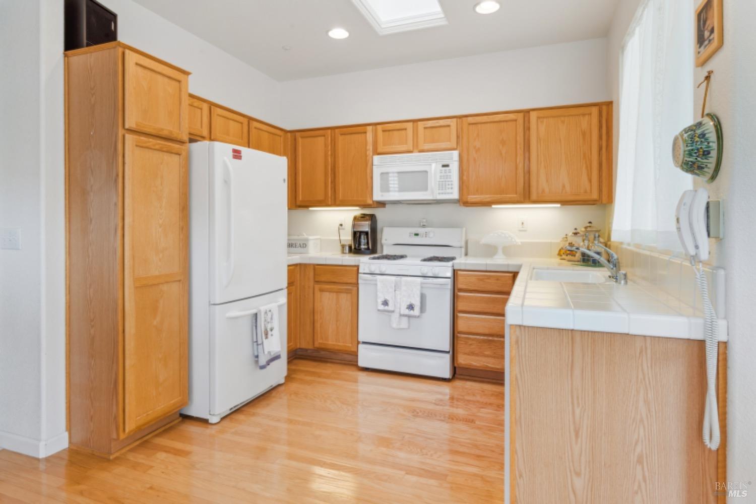 Detail Gallery Image 9 of 27 For 279 Red Mountain Dr, Cloverdale,  CA 95425 - 2 Beds | 2 Baths