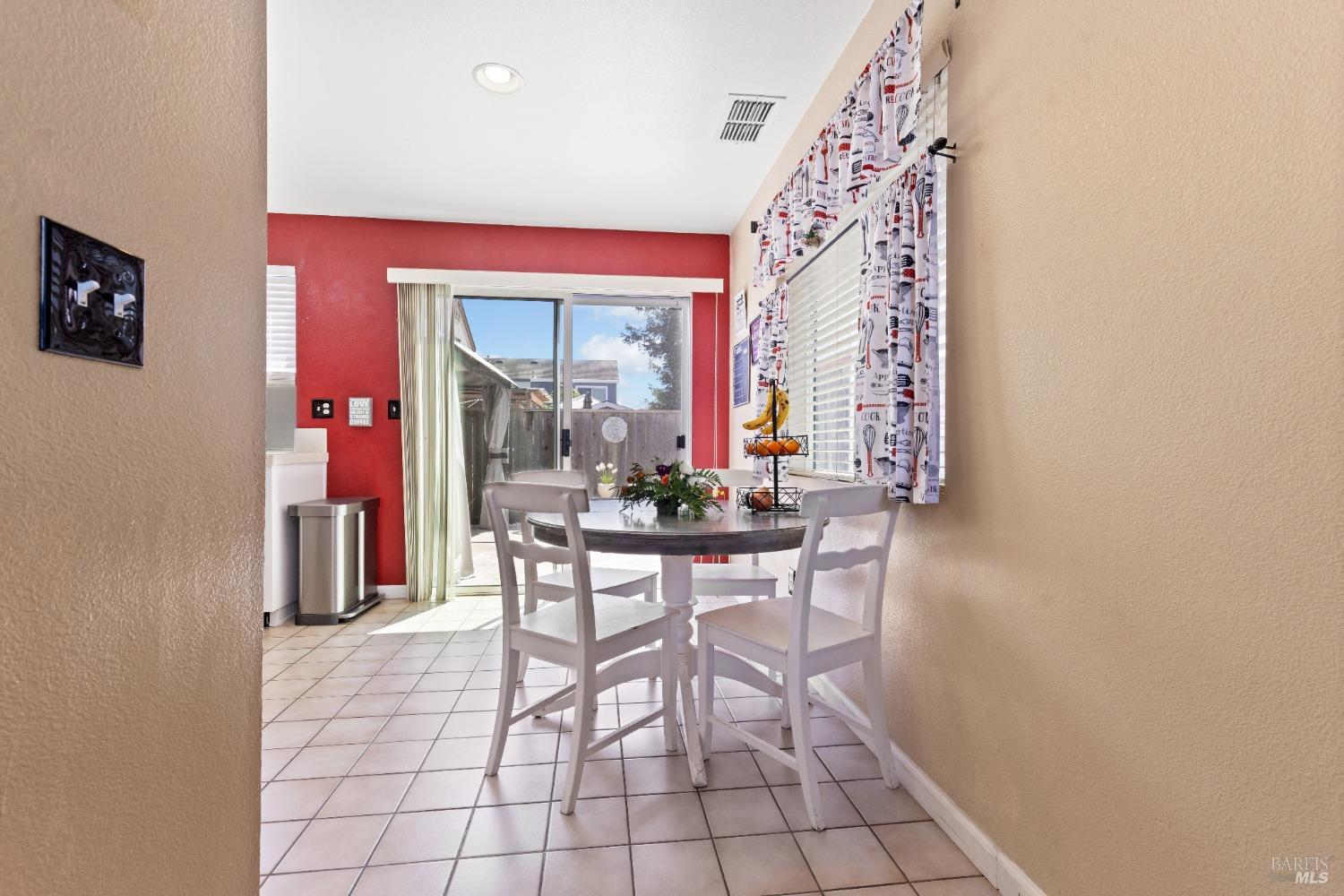Detail Gallery Image 12 of 36 For 706 Powderhorn Ave, Santa Rosa,  CA 95407 - 3 Beds | 2/1 Baths