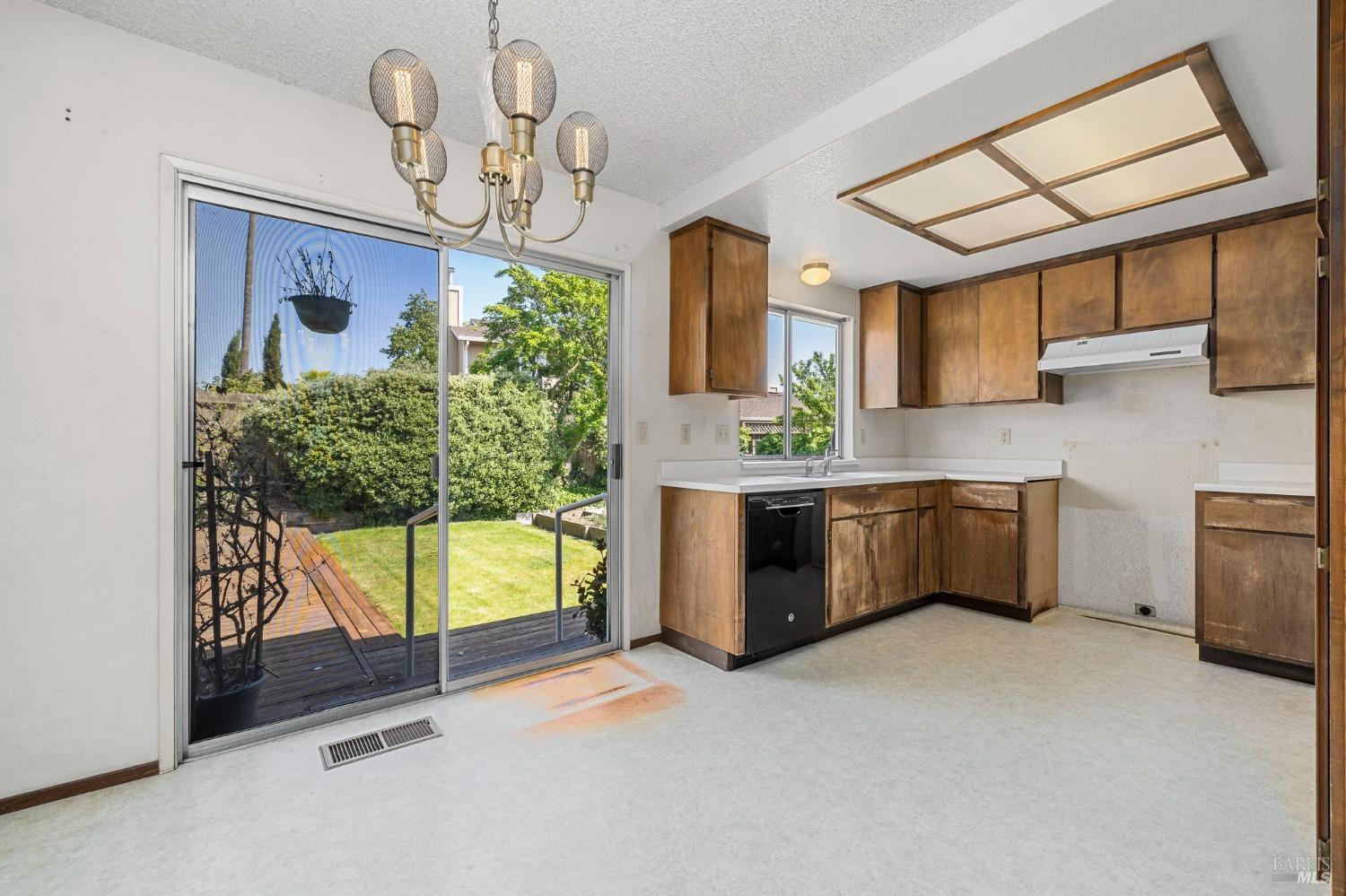 Detail Gallery Image 5 of 27 For 1722 Capella Ct, Petaluma,  CA 94954 - 2 Beds | 2 Baths