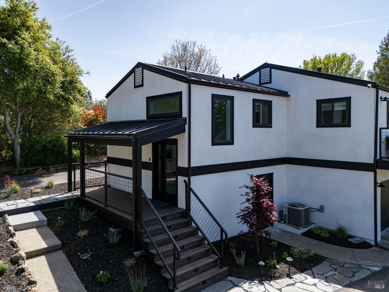 Detail Gallery Image 5 of 95 For 3314 Gravenstein Hwy, Sebastopol,  CA 95472 - 7 Beds | 4/1 Baths