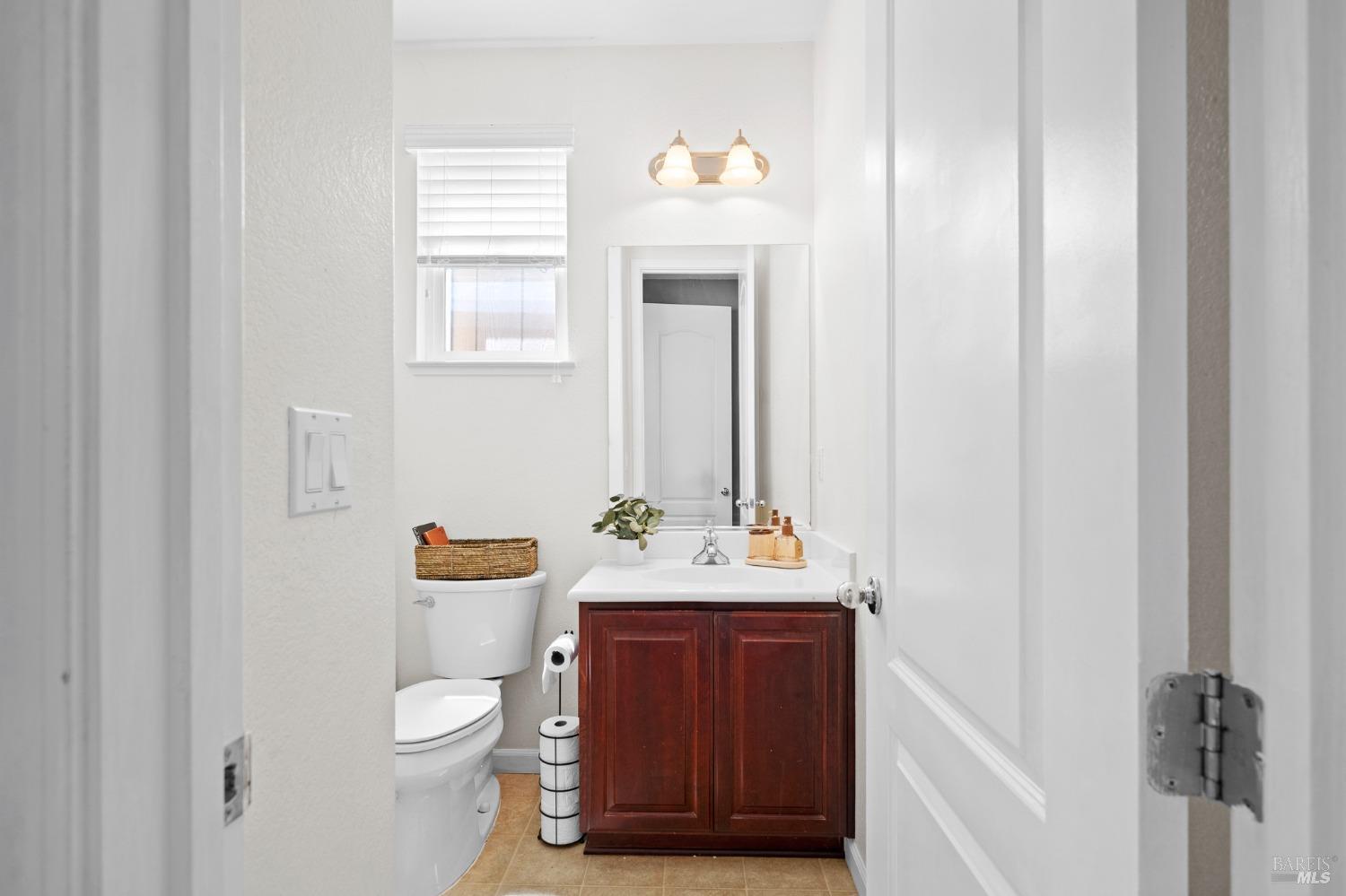 Detail Gallery Image 9 of 51 For 825 Hampton St, Vacaville,  CA 95687 - 4 Beds | 3/1 Baths