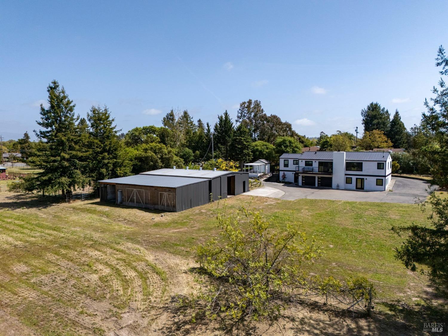 Detail Gallery Image 3 of 95 For 3314 Gravenstein Hwy, Sebastopol,  CA 95472 - 7 Beds | 4/1 Baths