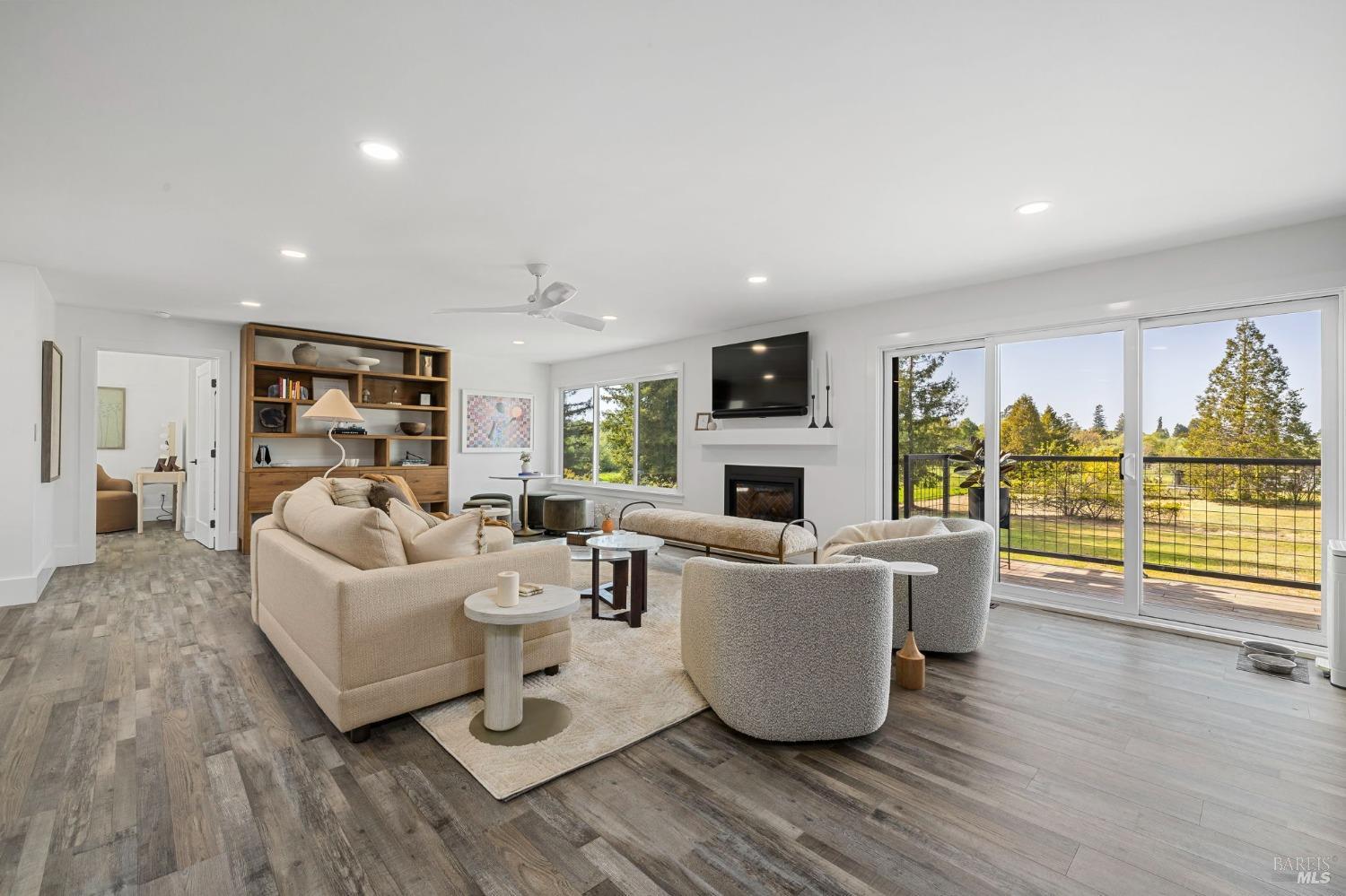Detail Gallery Image 11 of 95 For 3314 Gravenstein Hwy, Sebastopol,  CA 95472 - 7 Beds | 4/1 Baths