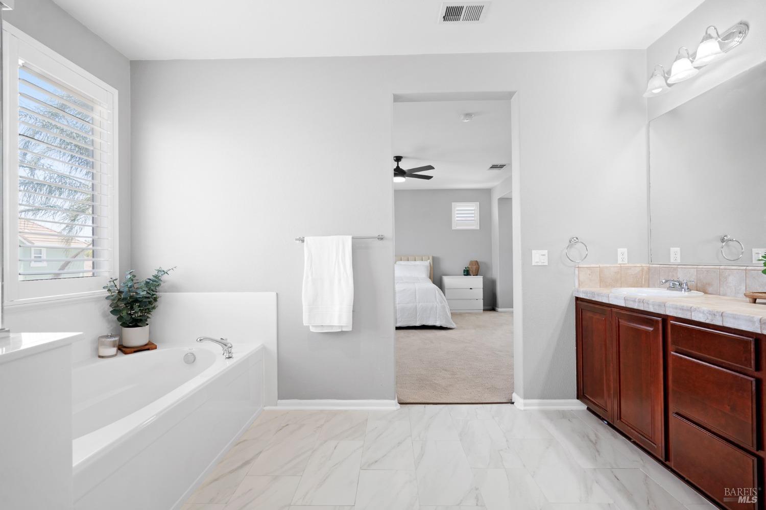 Detail Gallery Image 29 of 51 For 825 Hampton St, Vacaville,  CA 95687 - 4 Beds | 3/1 Baths