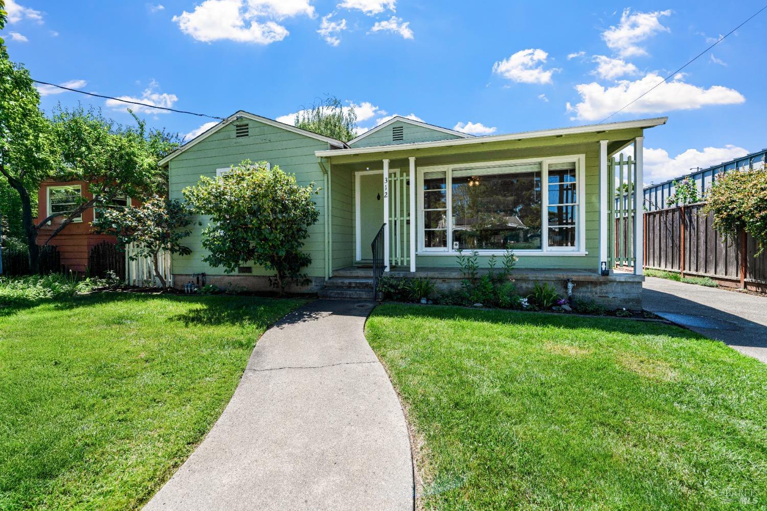 Detail Gallery Image 1 of 18 For 312 Benton St, Santa Rosa,  CA 95401 - 3 Beds | 1/1 Baths