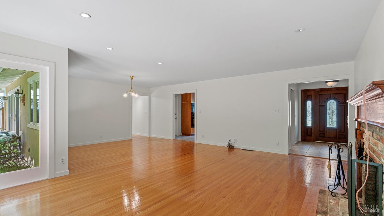 Detail Gallery Image 10 of 37 For 389 Mountain View Ave, San Rafael,  CA 94901 - 3 Beds | 2/1 Baths