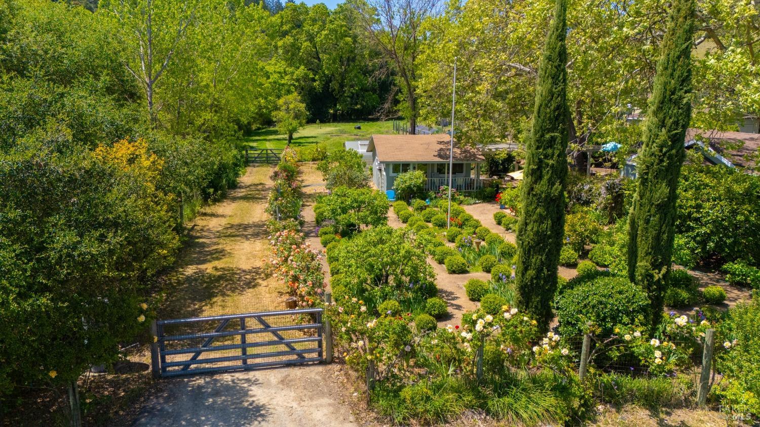 Detail Gallery Image 3 of 59 For 2267 Westside Rd, Healdsburg,  CA 95448 - 2 Beds | 2 Baths